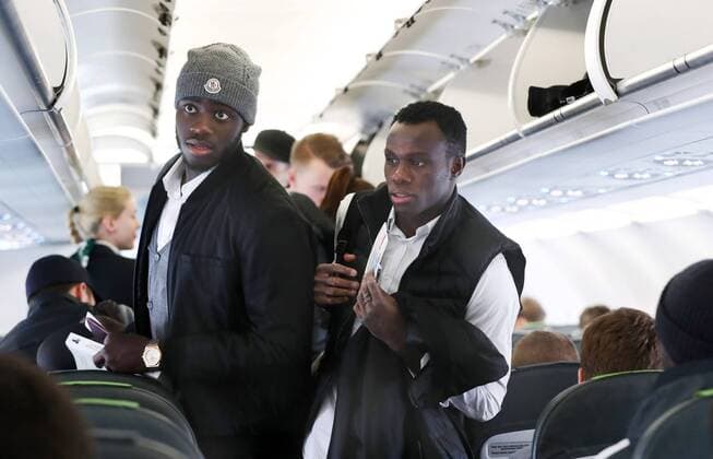 RB Leipzig - Reise St. Petersburg Euro League St. Petersburg 14.03.2018, Fussball, UEFA EURO EM Europameisterschaft Fussball League, Achtelfinale , Zenit Sankt Petersburg vs. RB Leipzig , Die Mannschaft von RB Leipzig im Flugzeug nach Sankt Petersburg zum morgigen Spiel. Im Bild v.l.: Dayot Upamecano und Bruma ,