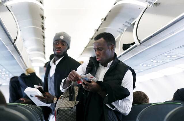 RB Leipzig - Reise St. Petersburg Euro League St. Petersburg 14.03.2018, Fussball, UEFA EURO EM Europameisterschaft Fussball League, Achtelfinale , Zenit Sankt Petersburg vs. RB Leipzig , Die Mannschaft von RB Leipzig im Flugzeug nach Sankt Petersburg zum morgigen Spiel. Im Bild v.l.: Dayot Upamecano und Bruma. ,