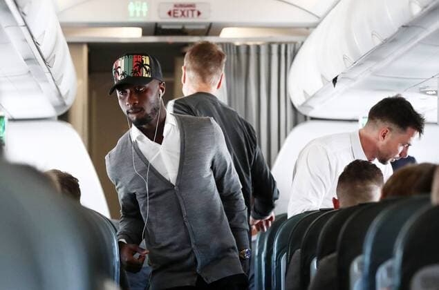 RB Leipzig - Reise St. Petersburg Euro League St. Petersburg 14.03.2018, Fussball, UEFA EURO EM Europameisterschaft Fussball League, Achtelfinale , Zenit Sankt Petersburg vs. RB Leipzig , Die Mannschaft von RB Leipzig im Flugzeug nach Sankt Petersburg zum morgigen Spiel. Im Bild: Naby Keita ,