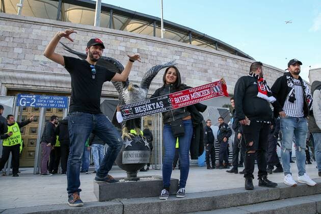 Bilder des Tages - SPORT Besiktas Fans vor dem Adler beim Vodafone Park, Besiktas Istanbul vs. FC Bayern Muenchen, Fussball, Achtelfinale, Champions League, 14.03.2018 Istanbul Istanbul Tuerkei