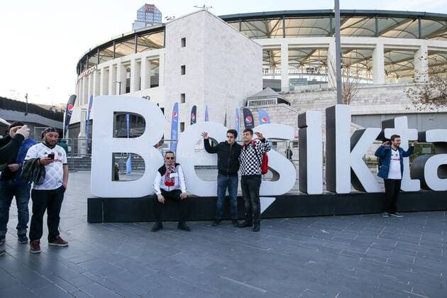 Besiktas Fans vor dem Schriftzug am Vodafone Park, Besiktas Istanbul vs. FC Bayern Muenchen, Fussball, Achtelfinale, Champions League, 14.03.2018 Istanbul Istanbul Tuerkei
