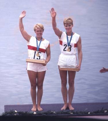 Olympische Sommerspiele 1968 in Mexiko-City. Siegerehrung Kajak Zweier Frauen. Roswitha Esser und Annemarie Zimmermann (BRD Deutschland) mit Goldmedaillen winken 24.10.1968.