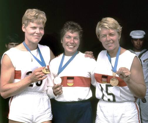 Olympische Sommerspiele 1968 in Mexiko-City. Annemarie Zimmermann (li.) und Roswitha Esser (re. Gold im 2er Kajak) nehmen die Silbermedaillengewinnerin im Einer: Renate Breuer (alle BRD) in die Mitte und präsentieren ihre Medaillen. 24.10.1968.