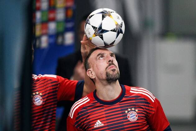 Bilder des Tages - SPORT Franck Ribery 7 (FC Bayern Muenchen) jongliert mit dem Ball auf dem Kopf in der Mix-Zone, Besiktas Istanbul vs. FC Bayern Muenchen, Fussball, Achtelfinale, Champions League, 14.03.2018 Istanbul Istanbul Tuerkei