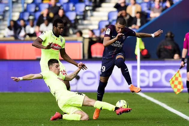 Fußball, Paris Saint Germain - Angers SCO Kylian Mbappe (PSG) vs SANTAMARIA Baptiste (Angers) COULIBALY Lassana (Angers) FOOTBALL : PSG vs Angers - Conforama Ligue1 - 14 03 2018 JBAutissier Panoramic 
