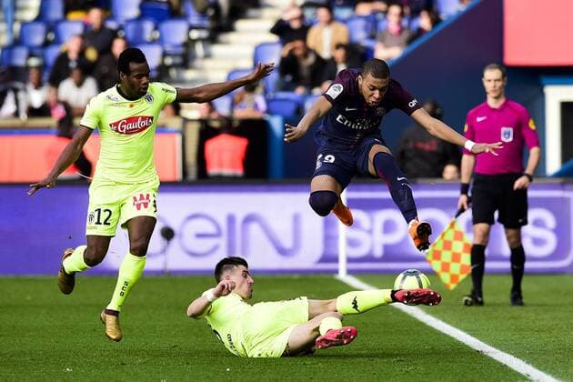Fußball, Paris Saint Germain - Angers SCO Kylian Mbappe (PSG) vs SANTAMARIA Baptiste (Angers) COULIBALY Lassana (Angers) FOOTBALL : PSG vs Angers - Conforama Ligue1 - 14 03 2018 JBAutissier Panoramic 