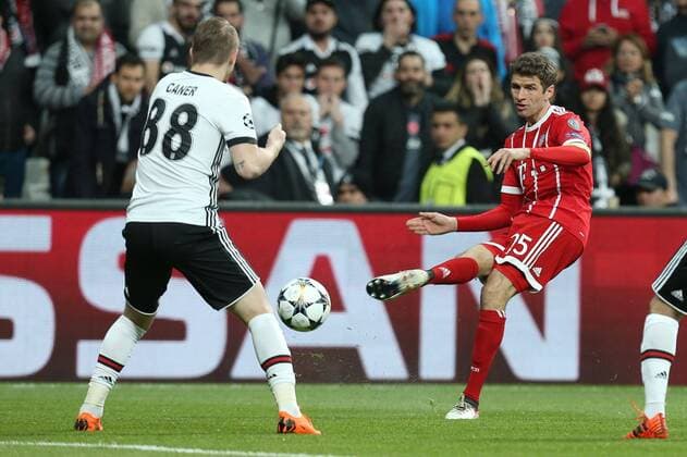 Bilder des Tages - SPORT Fußball, CL, Besiktas Istanbul - Bayern München l-r: im Zweikampf, Aktion, mit Caner Erkin 88 (Besiktas Istanbul) und Thomas Mueller 25 (FC Bayern Muenchen), Besiktas Istanbul vs. FC Bayern Muenchen, Fussball, Achtelfinale, Champions League, 14.03.2018 Istanbul Istanbul Tuerkei
