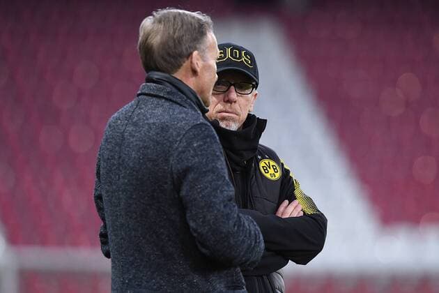 Fußball Europa League Abschlusstraining Borussia Dortmund am 14.03.2018 in der Red Bull Arena in Salzburg Hans-Joachim Watzke ( Geschäftsführer Dortmund ), vorne - Peter Stöger ( Cheftrainer Dortmund ), hinten