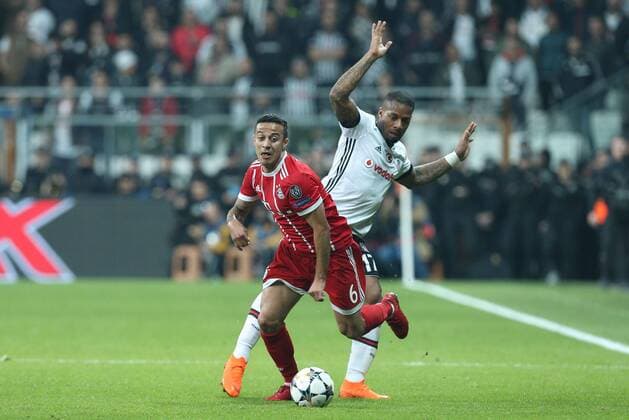 Fußball, CL, Besiktas Istanbul - Bayern München l-r: im Zweikampf, Aktion, mit Thiago Alcantara 6 (FC Bayern Muenchen) und Jeremain Marciano Lens 17 (Besiktas Istanbul), Besiktas Istanbul vs. FC Bayern Muenchen, Fussball, Achtelfinale, Champions League, 14.03.2018 Istanbul Istanbul Tuerkei