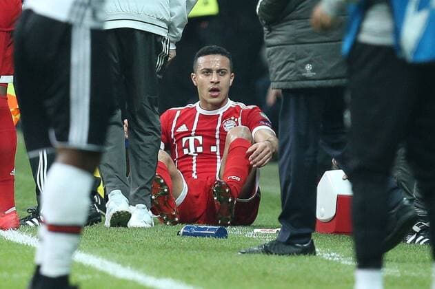 Fußball, CL, Besiktas Istanbul - Bayern München Thiago Alcantara 6 (FC Bayern Muenchen) verletzt am Boden und wird behandelt von Mannschaftsarzt des FC Bayern Muenchen Dr. Hans-Wilhelm Mueller-Wohlfahrt, Besiktas Istanbul vs. FC Bayern Muenchen, Fussball, Achtelfinale, Champions League, 14.03.2018 Istanbul Istanbul Tuerkei