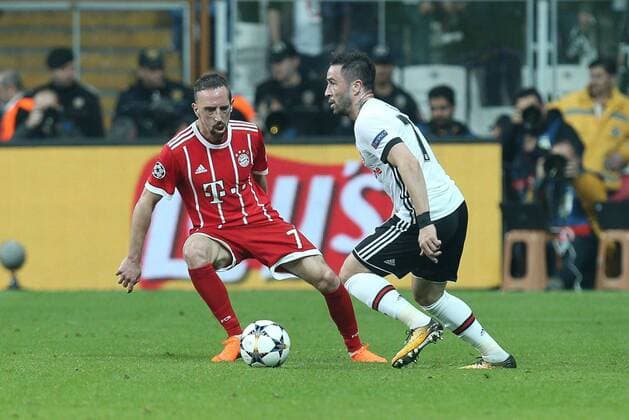 Fußball, CL, Besiktas Istanbul - Bayern München l-r: im Zweikampf, Aktion, mit Franck Ribery 7 (FC Bayern Muenchen) und Goekhan Goenuel 77 (Besiktas Istanbul), Besiktas Istanbul vs. FC Bayern Muenchen, Fussball, Achtelfinale, Champions League, 14.03.2018 Istanbul Istanbul Tuerkei