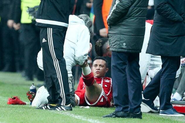 Bilder des Tages - SPORT Thiago Alcantara 6 (FC Bayern Muenchen) verletzt am Boden und wird behandelt von Mannschaftsarzt des FC Bayern Muenchen Dr. Hans-Wilhelm Mueller-Wohlfahrt, Besiktas Istanbul vs. FC Bayern Muenchen, Fussball, Achtelfinale, Champions League, 14.03.2018 Istanbul Istanbul Tuerkei