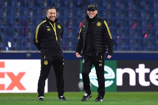 Fußball Europa League Abschlusstraining Borussia Dortmund am 14.03.2018 in der Red Bull Arena in Salzburg Manfred Schmid ( Co-Trainer Dortmund ), links - Peter Stöger ( Cheftrainer Dortmund ), rechts