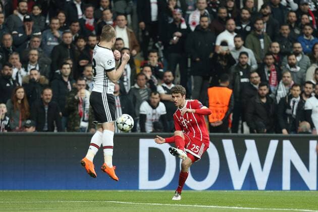 l-r: im Zweikampf, Aktion, mit Caner Erkin 88 (Besiktas Istanbul) und Thomas Mueller 25 (FC Bayern Muenchen), Besiktas Istanbul vs. FC Bayern Muenchen, Fussball, Achtelfinale, Champions League, 14.03.2018 Istanbul Istanbul Tuerkei