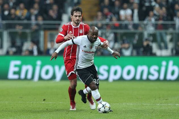 Fußball, CL, Besiktas Istanbul - Bayern München l-r: im Zweikampf, Aktion, mit Vagner Silva De Souza Love 30 (Besiktas Istanbul) und Mats Hummels 5 (FC Bayern Muenchen), Besiktas Istanbul vs. FC Bayern Muenchen, Fussball, Achtelfinale, Champions League, 14.03.2018 Istanbul Istanbul Tuerkei