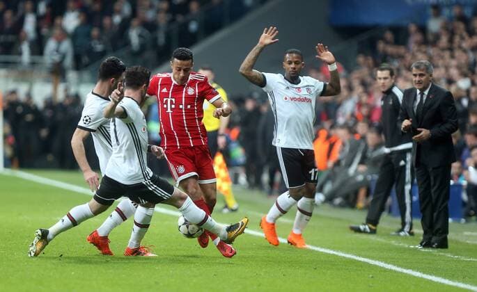 Bayern Munich™s Thiago Alcantara and Besiktas Jeremain Lens during Besiktas - Bayern Munich UEFA Champions League round of 16 second leg soccer match in Vodafone Arena, Istanbul, Turkey, Mar 14, 2018.  Copyright: TolgaxAdanali 15949807