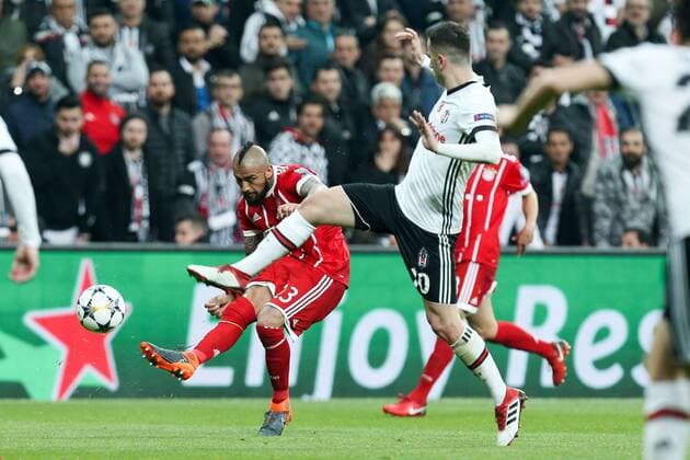 l-r: im Zweikampf, Aktion, mit Arturo Vidal 23 (FC Bayern Muenchen) und Oguzhan Ozyakup 10 (Besiktas Istanbul), Besiktas Istanbul vs. FC Bayern Muenchen, Fussball, Achtelfinale, Champions League, 14.03.2018 Istanbul Istanbul Tuerkei