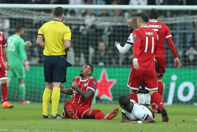 Jerome Boateng 17 (FC Bayern Muenchen) bekommt Gelb von Schiedsrichter, Referee, Michael Oliver, Besiktas Istanbul vs. FC Bayern Muenchen, Fussball, Achtelfinale, Champions League, 14.03.2018 Istanbul Istanbul Tuerkei