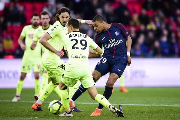 Fußball, Paris Saint Germain - Angers SCO Kylian Mbappe (PSG) vs MANCEAU Vincent (Angers) FOOTBALL : PSG vs Angers - Conforama Ligue1 - 14 03 2018 JBAutissier Panoramic 