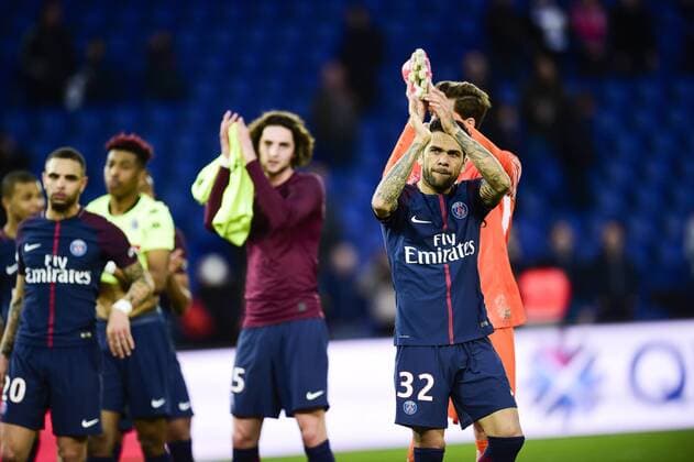 Fußball, Paris Saint Germain - Angers SCO les joeuurs du PSG saluent leurs supporters en fin de match Dani Alves (PSG) FOOTBALL : PSG vs Angers - Conforama Ligue1 - 14 03 2018 JBAutissier Panoramic 