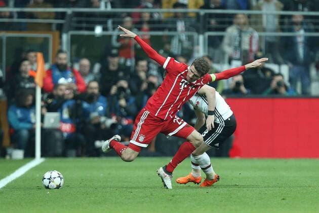 Bilder des Tages - SPORT l-r: im Zweikampf, Aktion, mit Thomas Mueller 25 (FC Bayern Muenchen) und Caner Erkin 88 (Besiktas Istanbul), Besiktas Istanbul vs. FC Bayern Muenchen, Fussball, Achtelfinale, Champions League, 14.03.2018 Istanbul Istanbul Tuerkei