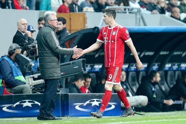 l-r: Chef-Trainer Jupp Heynckes (FC Bayern Muenchen) klatscht Robert Lewandowski 9 (FC Bayern Muenchen) bei seiner Auswechslung ab, Besiktas Istanbul vs. FC Bayern Muenchen, Fussball, Achtelfinale, Champions League, 14.03.2018 Istanbul Istanbul Tuerkei