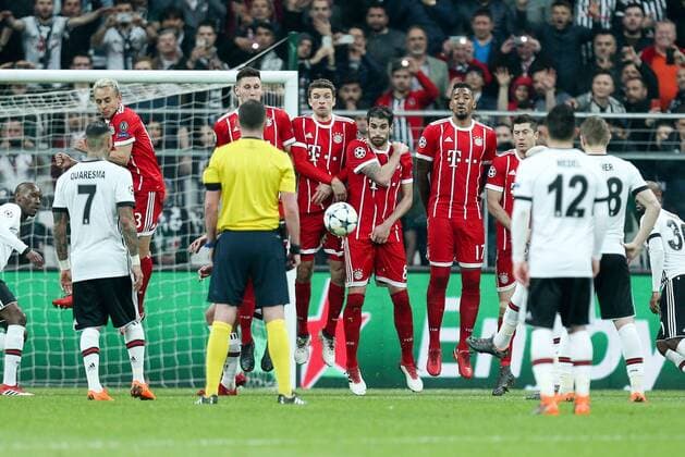Freistoss auf die Bayern Mauer, Rafinha 13 (FC Bayern Muenchen), Niklas Suele 4 (FC Bayern Muenchen), Thomas Mueller 25 (FC Bayern Muenchen), Javi Martinez 8 (FC Bayern Muenchen), Jerome Boateng 17 (FC Bayern Muenchen), Robert Lewandowski 9 (FC Bayern Muenchen), Besiktas Istanbul vs. FC Bayern Muenchen, Fussball, Achtelfinale, Champions League, 14.03.2018 Istanbul Istanbul Tuerkei