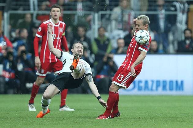 l-r: im Zweikampf, Aktion, mit Caner Erkin 88 (Besiktas Istanbul) und Rafinha 13 (FC Bayern Muenchen), Besiktas Istanbul vs. FC Bayern Muenchen, Fussball, Achtelfinale, Champions League, 14.03.2018 Istanbul Istanbul Tuerkei