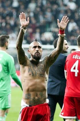 Fußball, CL, Besiktas Istanbul - Bayern München Schlussjubel in der Fankurve, Arturo Vidal 23 (FC Bayern Muenchen), Besiktas Istanbul vs. FC Bayern Muenchen, Fussball, Achtelfinale, Champions League, 14.03.2018 Istanbul Istanbul Tuerkei