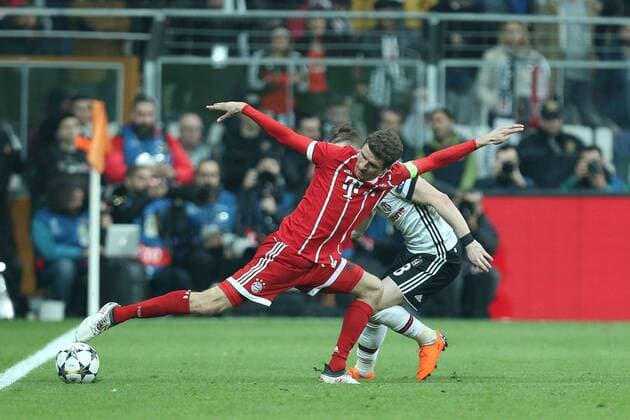 Fußball, CL, Besiktas Istanbul - Bayern München l-r: im Zweikampf, Aktion, mit Thomas Mueller 25 (FC Bayern Muenchen) und Caner Erkin 88 (Besiktas Istanbul), Besiktas Istanbul vs. FC Bayern Muenchen, Fussball, Achtelfinale, Champions League, 14.03.2018 Istanbul Istanbul Tuerkei