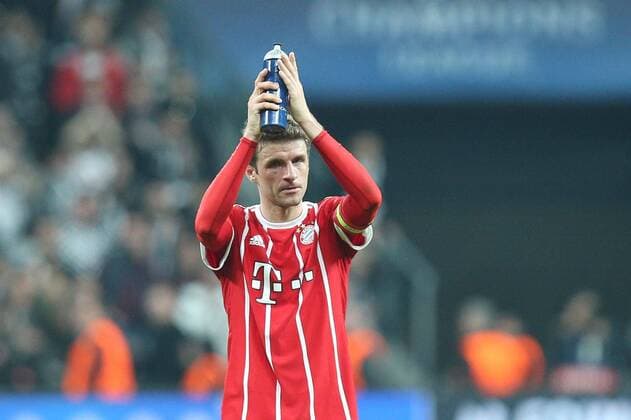 Fußball, CL, Besiktas Istanbul - Bayern München Schlussjubel in der Fankurve, Thomas Mueller 25 (FC Bayern Muenchen), Besiktas Istanbul vs. FC Bayern Muenchen, Fussball, Achtelfinale, Champions League, 14.03.2018 Istanbul Istanbul Tuerkei