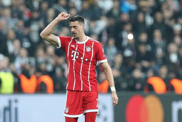 Fußball, CL, Besiktas Istanbul - Bayern München Schlussjubel in der Fankurve, Sandro Wagner 2 (FC Bayern Muenchen) zieht den Hut, Besiktas Istanbul vs. FC Bayern Muenchen, Fussball, Achtelfinale, Champions League, 14.03.2018 Istanbul Istanbul Tuerkei