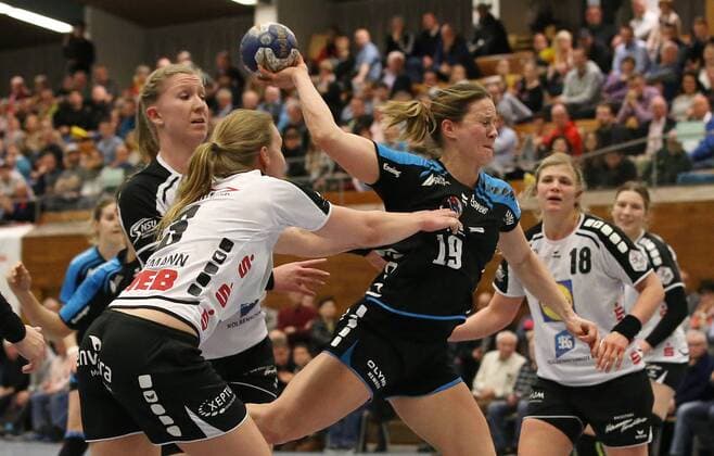 14.03.2018, Deutschland, Bietigheim, Handball Bundesliga Frauen 17. Spieltag Saison 2017 2018 SG BBM Bietigheim vs. Neckarsulmer Union: v.l. Lena Hoffmann (NSU), Sina Namat (NSU), Anna Loerper (BBM)