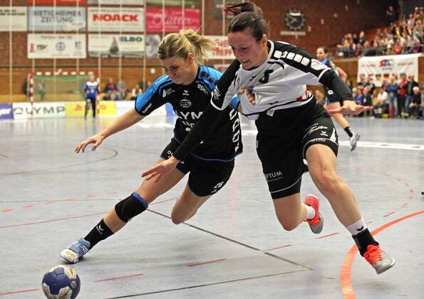 Bilder des Tages - SPORT 14.03.2018, Deutschland, Bietigheim, Handball Bundesliga Frauen 17. Spieltag Saison 2017 2018 SG BBM Bietigheim vs. Neckarsulmer Union: v.l. Angela Malestein (BBM), Hannah Breitinger (NSU)