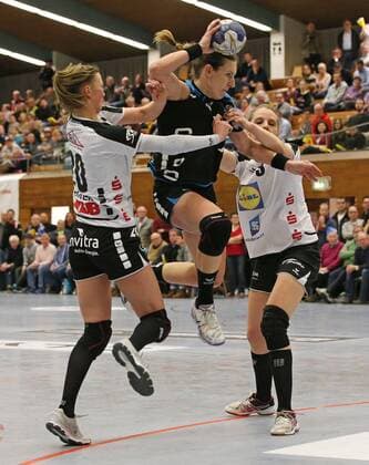14.03.2018, Deutschland, Bietigheim, Handball Bundesliga Frauen 17. Spieltag Saison 2017 2018 SG BBM Bietigheim vs. Neckarsulmer Union: v.l. Nele Reimer (NSU), Karolina Kudlacz-Gloc (BBM), Lena Hoffmann (NSU)