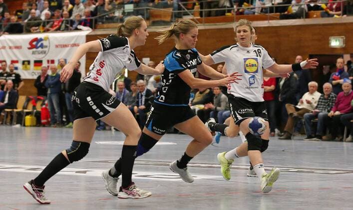 14.03.2018, Deutschland, Bietigheim, Handball Bundesliga Frauen 17. Spieltag Saison 2017 2018 SG BBM Bietigheim vs. Neckarsulmer Union: v.l. Lena Hoffmann (NSU), Mille Hundahl (BBM), Seline Ineichen (NSU)