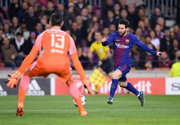 Bilder des Tages - SPORT FUSSBALL CHAMPIONS LEAGUE SAISON 2017 2018 ACHTELFINALE RUECKSPIEL FC Barcelona Barca - FC Chelsea London 14.03.2018 Lionel Messi (re, Barca) erzielt gegen Torwart Thibaut Courtois (li, FC Chelsea) das Tor zum 1:0 Barcelona