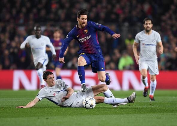 FUSSBALL CHAMPIONS LEAGUE SAISON 2017 2018 ACHTELFINALE RUECKSPIEL FC Barcelona Barca - FC Chelsea London 14.03.2018 Lionel Messi (Barca) enteilt Andreas Christensen (re, FC Chelsea) Barcelona