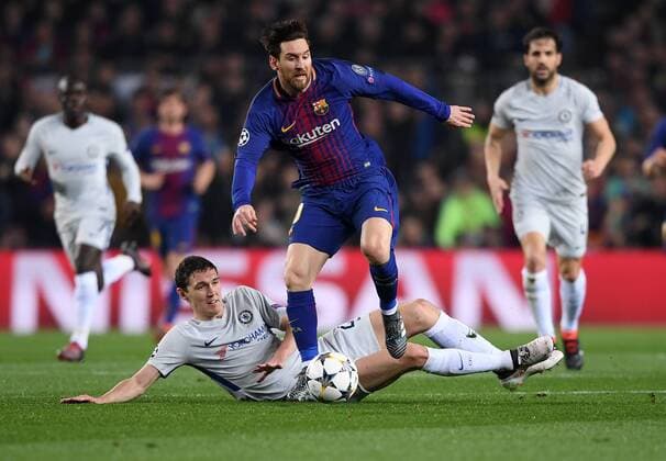 FUSSBALL CHAMPIONS LEAGUE SAISON 2017 2018 ACHTELFINALE RUECKSPIEL FC Barcelona Barca - FC Chelsea London 14.03.2018 Lionel Messi (Barca) enteilt Andreas Christensen (re, FC Chelsea) Barcelona