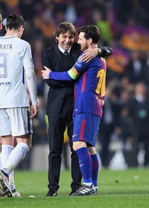 FUSSBALL CHAMPIONS LEAGUE SAISON 2017 2018 ACHTELFINALE RUECKSPIEL FC Barcelona Barca - FC Chelsea London 14.03.2018 Trainer Antonio Conte (li, FC Chelsea) umarmt Lionel Messi (re, Barca) nach dem Spiel Barcelona