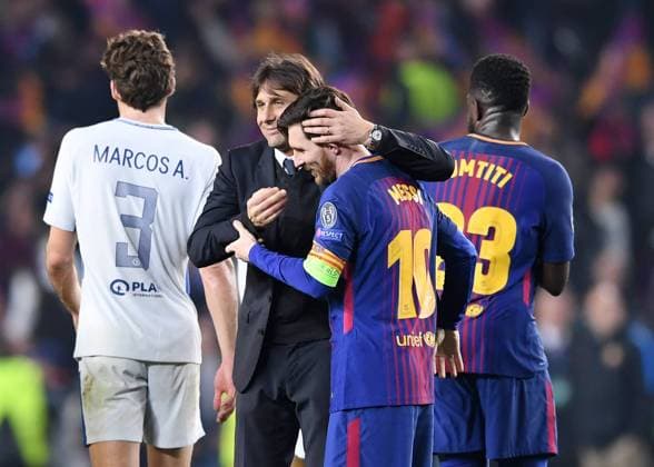 FUSSBALL CHAMPIONS LEAGUE SAISON 2017 2018 ACHTELFINALE RUECKSPIEL FC Barcelona Barca - FC Chelsea London 14.03.2018 Trainer Antonio Conte (li, FC Chelsea) umarmt Lionel Messi (re, Barca) nach dem Spiel Barcelona