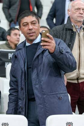 Giovane Elber mit Handy auf der Tribuene, Besiktas Istanbul vs. FC Bayern Muenchen, Fussball, Achtelfinale, Champions League, 14.03.2018 Istanbul Istanbul Tuerkei