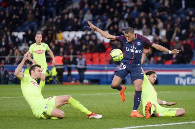Fußball, Paris Saint Germain - Angers SCO 29 KYLIAN MBAPPE (PSG) - 24 ROMAIN THOMAS (SCO) - 04 MATEO PAVLOVIC (SCO) FOOTBALL : Paris SG vs Angers - Ligue 1 Conforama - 14 03 2018 AnthonyBIBARD FEP Panoramic 
