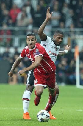 l-r: im Zweikampf, Aktion, mit Thiago Alcantara 6 (FC Bayern Muenchen) und Jeremain Marciano Lens 17 (Besiktas Istanbul), Besiktas Istanbul vs. FC Bayern Muenchen, Fussball, Achtelfinale, Champions League, 14.03.2018 Istanbul Istanbul Tuerkei