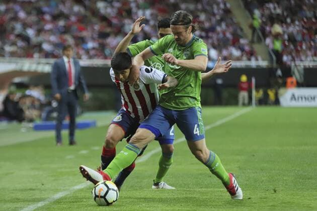 Javier Lopez of Mexico s Chivas vies for the ball with Gustav Svensson of US Seattle Sounders during a second leg match of the Concacaf Champions League quarter finals, at the Akron Stadium, in Guadalajara, Jalisco, Mexico, 14 March 2018. Chivas of Mexico vs Seattle Sounders of US !ACHTUNG: NUR REDAKTIONELLE NUTZUNG!  Copyright: xCarlosxZepedax MEX75 20180315-636566844852843620