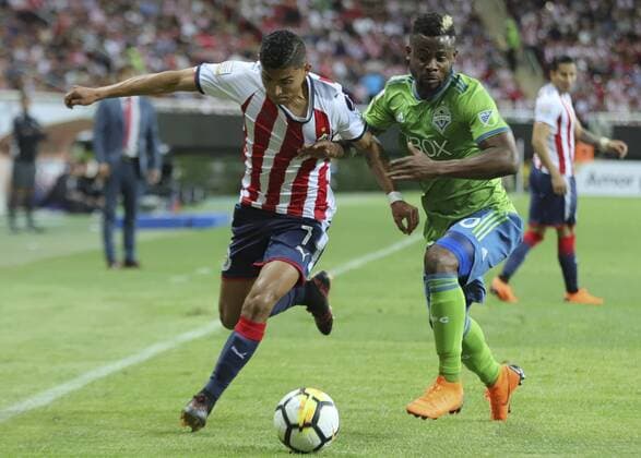 Bilder des Tages - SPORT Orbelin Pineda (L) of Mexico s Chivas vies for the ball with Waylon Francis (R) of US Seattle Sounders during a second leg match of the Concacaf Champions League quarter finals, at the Akron Stadium, in Guadalajara, Jalisco, Mexico, 14 March 2018. Chivas of Mexico vs Seattle Sounders of US !ACHTUNG: NUR REDAKTIONELLE NUTZUNG!  Copyright: xCarlosxZepedax MEX75 20180315-636566846161995620