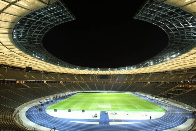 02.11.2013, beleuchtetes OLympiastadion bei Nacht, Berlin, GER, Bild: Aufnahme des Berliner Olympiastadions von der Tribuene aus, blaue Laufbahn und Rasen strahlen im Licht, das beleuchtete Dach hebt sich vom Nachhimmel ab beleuchtetes OLympiastadion bei Nacht *** 02 11 2013 Illuminated OLympiastadion at night Berlin GER Image Shot of the Berlin Olympic Stadium from the Tribune Blue runway and lawn shine in the light The illuminated roof stands out from the night sky illuminated OLYMPIA stadium at night