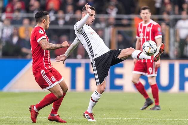 (L-R) Thiago Alcantara do Nascimento of FC Bayern Munich, Oguzhan Ozyakup of Besiktas JK during the UEFA Champions League round of 16 match between Besiktas AS and Bayern Munchen at the Vodafone Arena on March 14, 2018 in Istanbul, Turkey UEFA Champions League 2017 2018 xVIxVIxImagesx xGerritxvanxKeulenxIVx 10349984