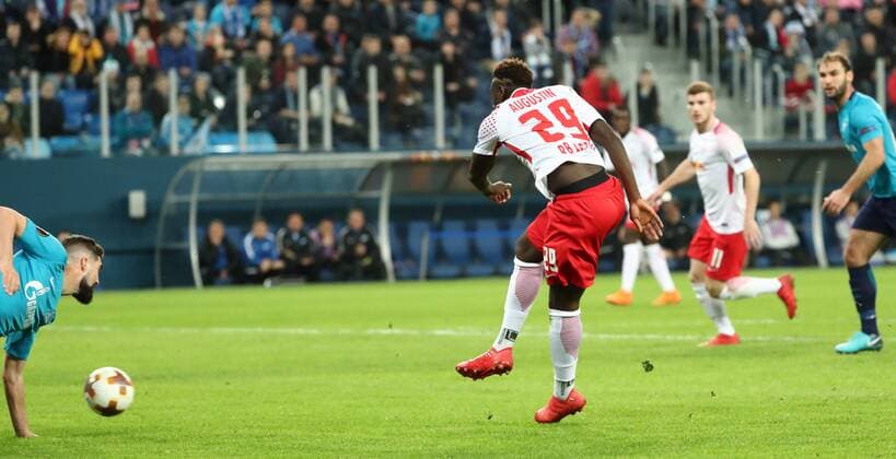 St.Petersburg - RB Leipzig Fussball Euro League Sankt Petersburg, 15.03.2018, Krestowski-Stadion, Fussball, UEFA EURO EM Europameisterschaft Fussball League, Achtelfinale Rueckspiel Rematch , FK Zenit St. Petersburg vs. RB Leipzig , Im Bild: Tor für Leipzig. Jean-Kevin Augustin (29, RB Leipzig) zieht ab und trifft zum 0:1. ,