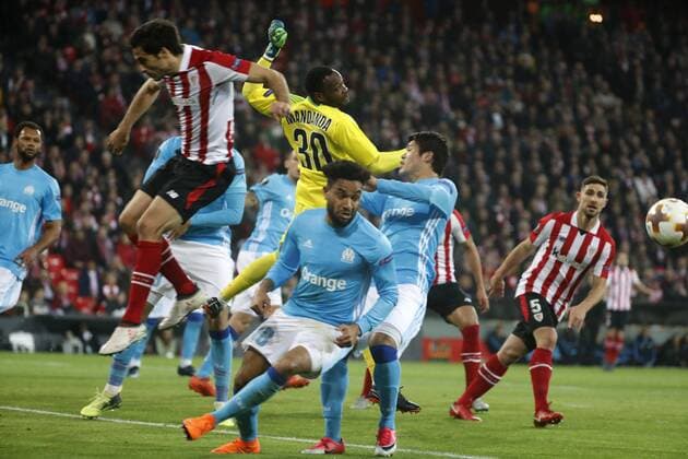 Athletic Bilbao s Etxeita (L) vies for the ball with Olympique Marseille s Steve Mandanda during the UEFA Europa League round of 16 match between Athletic Bilbao and Olympique Marseille in Bilbao, Basque Country, Spain, 15 March 2018. Athletic Bilbao vs. Olympique Marseille !ACHTUNG: NUR REDAKTIONELLE NUTZUNG!  Copyright: xLuisxTejidox BIL002 20180315-636567398642752672